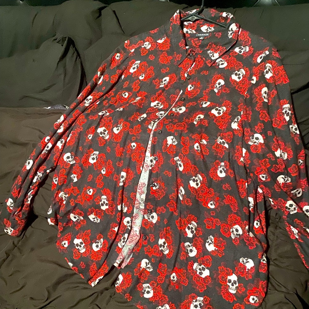 Torrid 2x button up skulls and roses